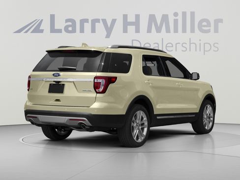 Used 2017 Ford Explorer XLT AWD/4WD image 2