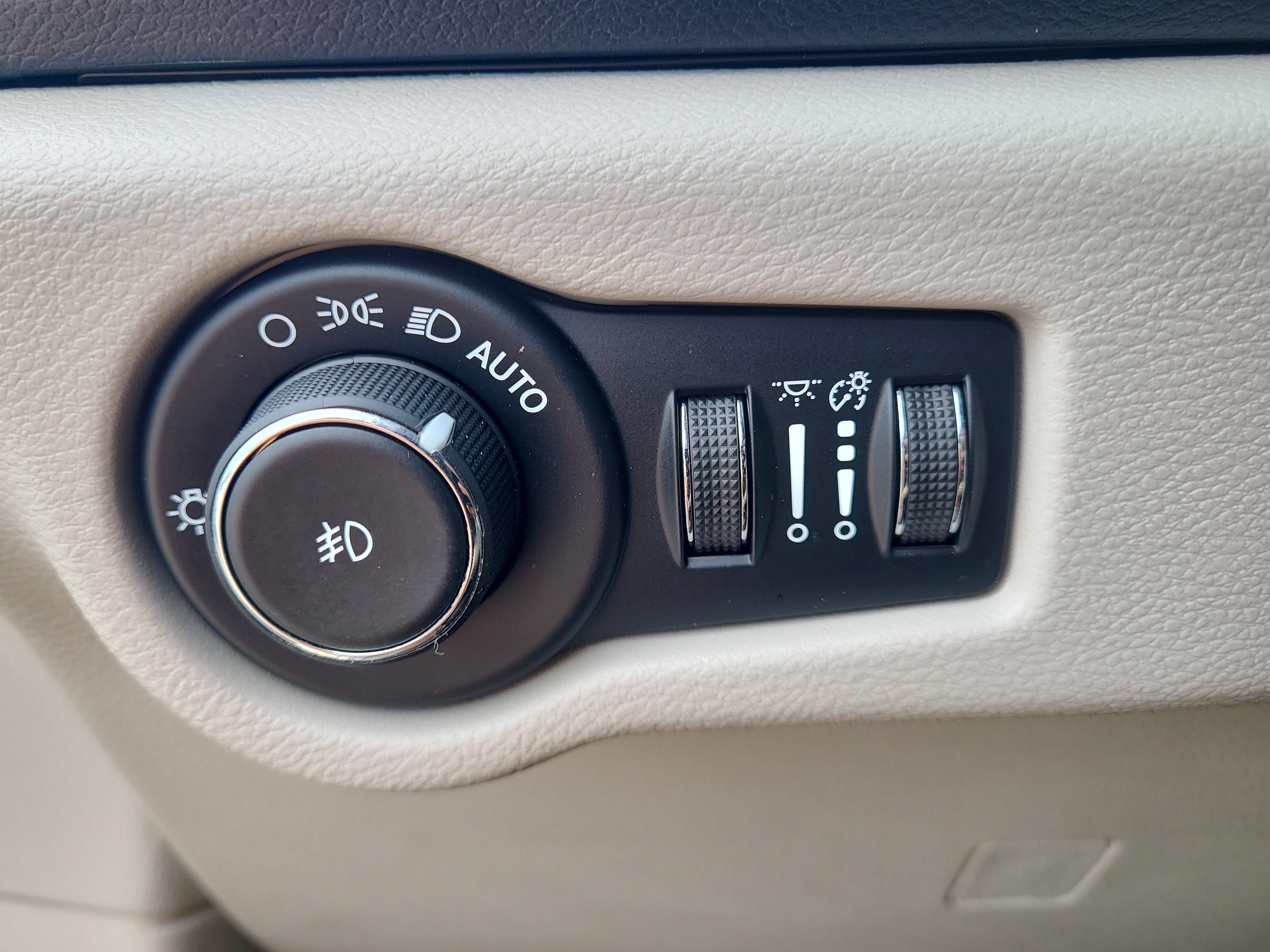 Used 2019 Chrysler Pacifica Touring-L Plus w/ Advanced Safetytec Group FWD image 21