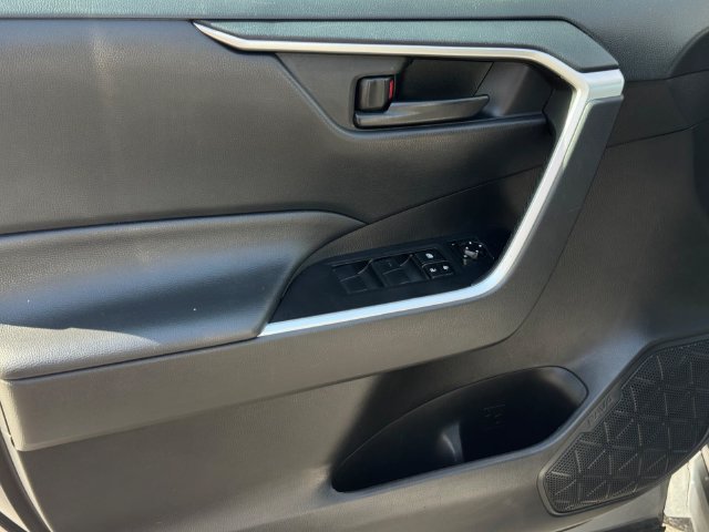 Used 2022 Toyota RAV4 LE AWD/4WD image 15