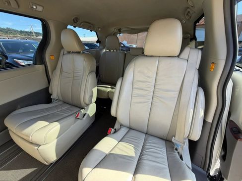 Used 2011 Toyota Sienna XLE AWD/4WD image 31