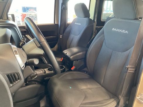 Used 2017 Jeep Wrangler Unlimited Sahara w/ Connectivity Group image 11