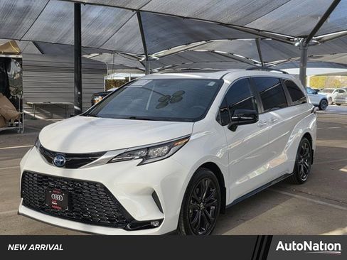 Used 2023 Toyota Sienna XSE image 1