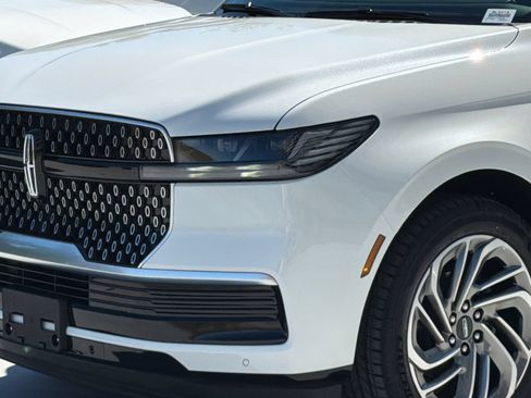 New 2026 Lincoln Navigator Reserve AWD/4WD image 2