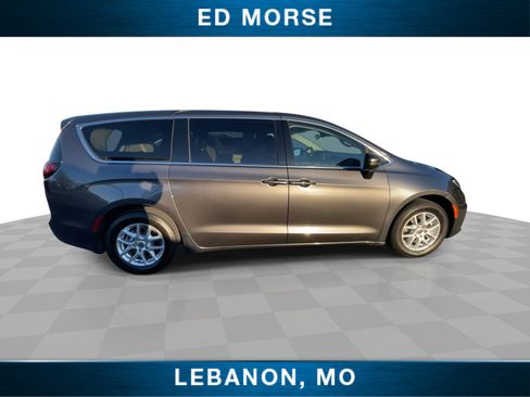 Used 2023 Chrysler Pacifica Touring-L image 9