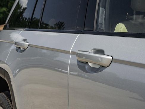 New 2025 Jeep Grand Cherokee Limited w/ Luxury Tech Group II image 17