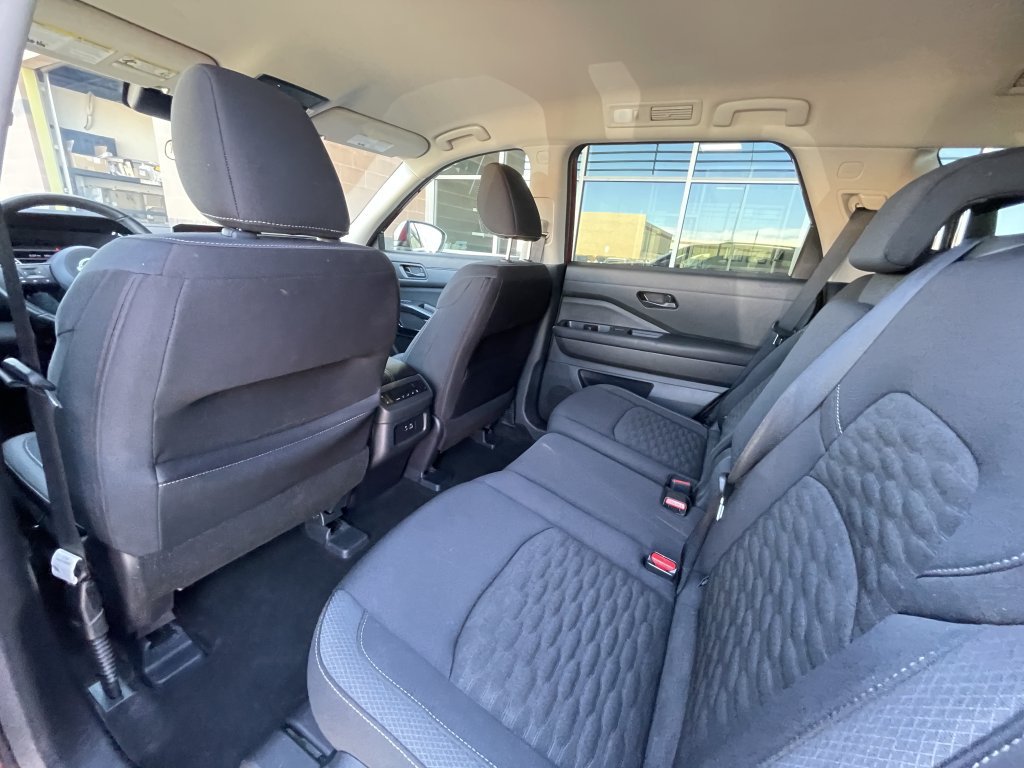 Used 2024 Nissan Pathfinder SV w/ Lighting Package (N92) FWD image 18