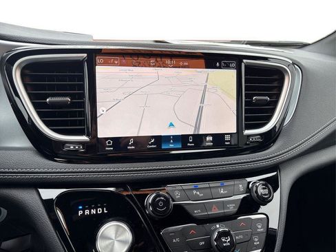 New 2026 Chrysler Pacifica Limited w/ Uconnect Theater Family Group image 27