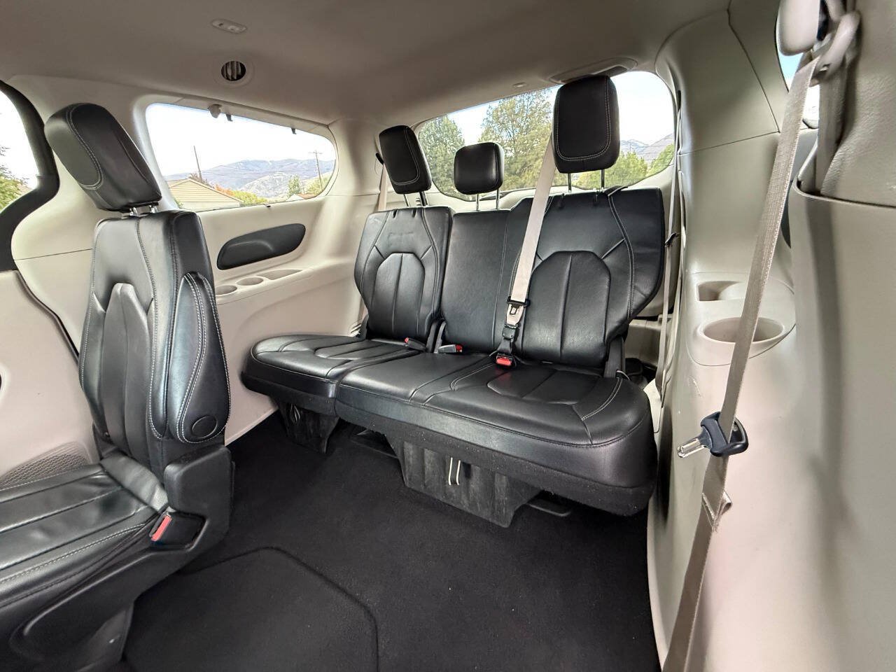 Used 2022 Chrysler Pacifica Touring-L FWD image 12