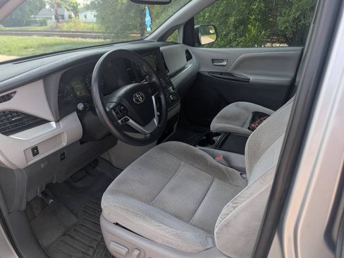 Used 2016 Toyota Sienna LE FWD image 3