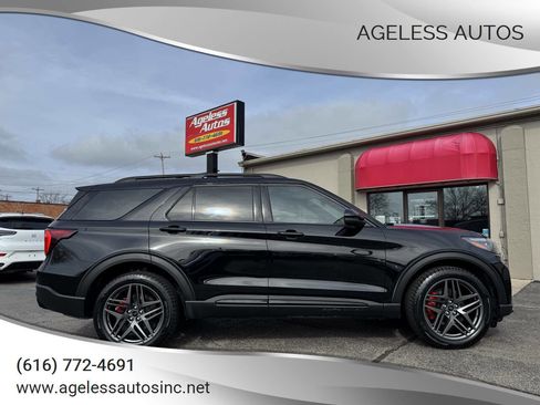 Used 2025 Ford Explorer ST image 1