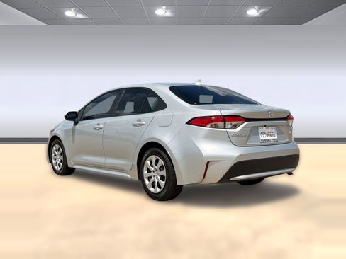 Used 2021 Toyota Corolla LE FWD image 3