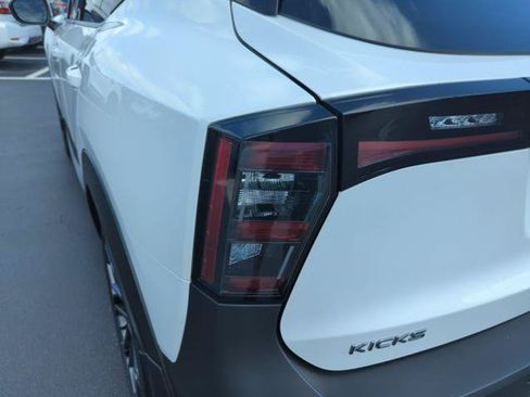Certified 2025 Nissan Kicks SR FWD image 18