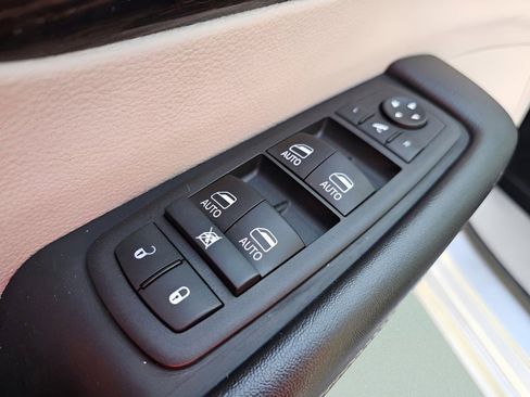 Used 2023 Chrysler Pacifica Limited AWD/4WD image 29