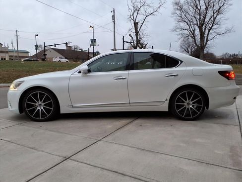 Used 2014 Lexus LS 460 w/ Comfort Package RWD image 4