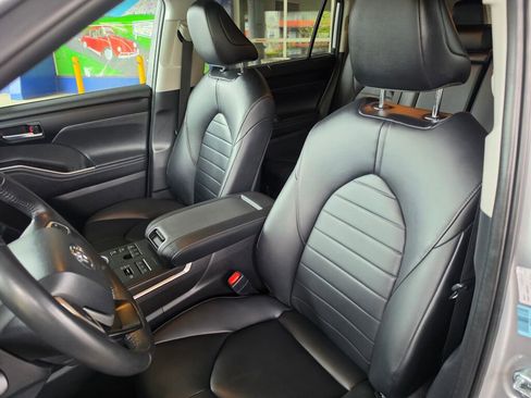 Used 2024 Toyota Highlander XLE AWD/4WD image 24