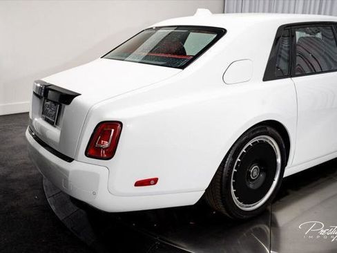 Used 2024 Rolls-Royce Phantom Sedan RWD image 19