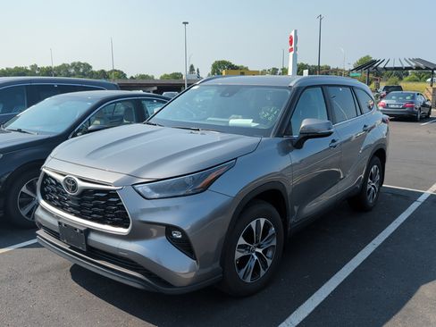 Certified 2026 Toyota Highlander XLE AWD/4WD image 2