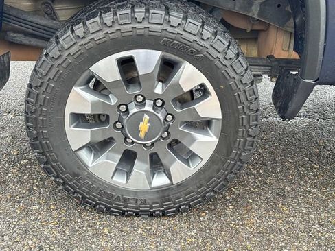 Used 2022 Chevrolet Silverado 2500 Custom w/ Custom Value Package AWD/4WD image 5