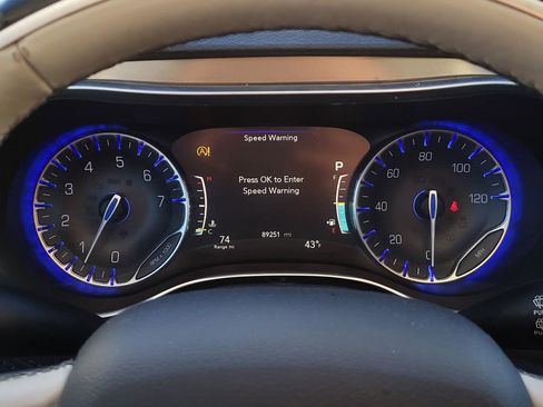 Used 2018 Chrysler Pacifica Limited image 35