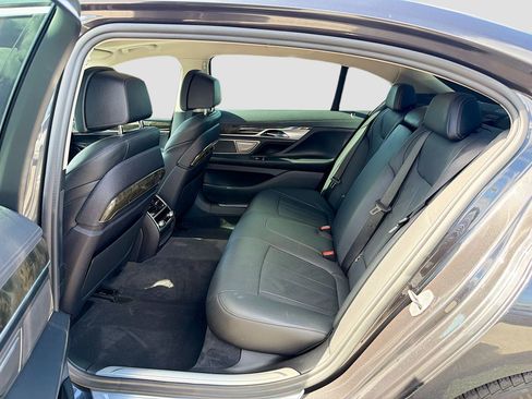 Used 2020 BMW 740i image 21