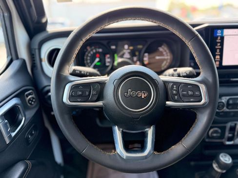Used 2024 Jeep Wrangler Unlimited Sahara AWD/4WD image 23