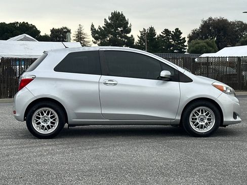 Used 2012 Toyota Yaris L image 3