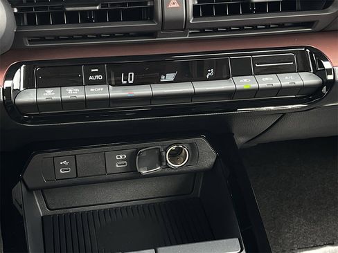 Used 2025 Toyota Prius Plug-In Hybrid image 18