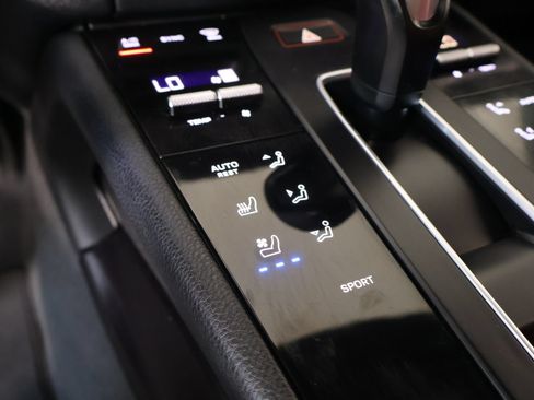 Used 2022 Porsche Macan AWD/4WD image 9