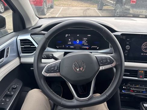 Used 2025 Volkswagen Taos SE image 11