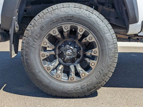 Used 2017 Toyota Tacoma TRD Off-Road w/ Premium & Technology Package AWD/4WD image 48