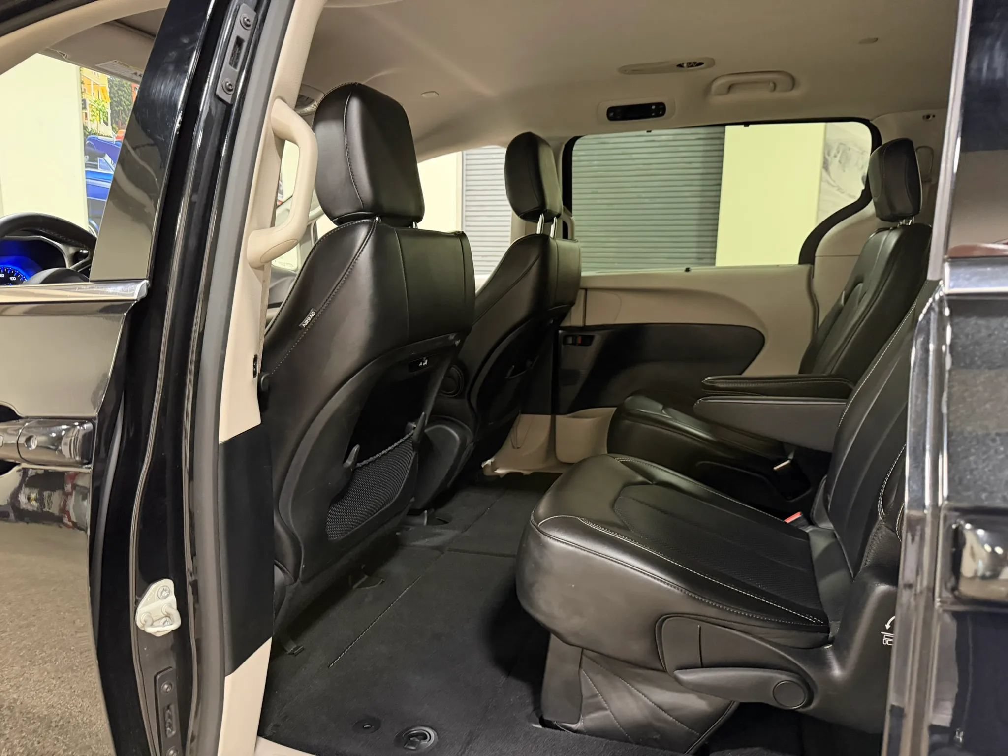 Used 2023 Chrysler Pacifica Touring-L FWD image 30