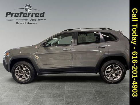 Used 2022 Jeep Cherokee Trailhawk image 9