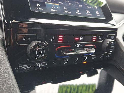 Used 2024 Jeep Grand Cherokee Altitude image 16