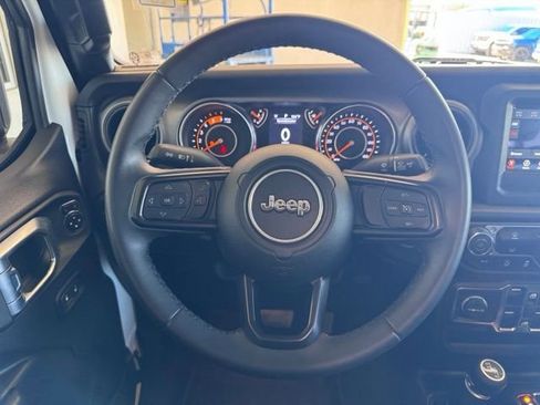 Used 2022 Jeep Gladiator Sport AWD/4WD image 13