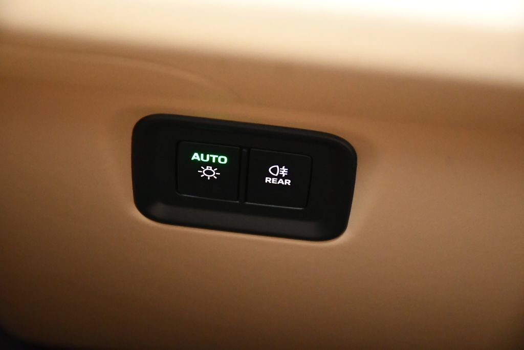 Certified 2025 Porsche Cayenne AWD/4WD image 22