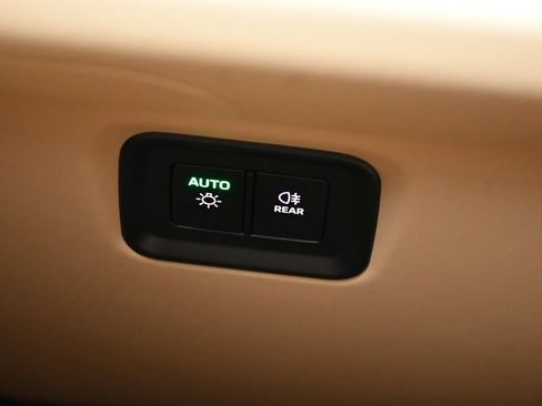 Certified 2025 Porsche Cayenne AWD/4WD image 22