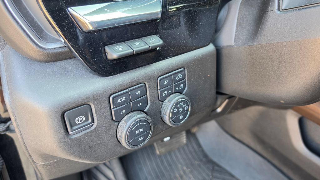Used 2024 Chevrolet Silverado 2500 High Country w/ High Country Premium Package AWD/4WD image 13