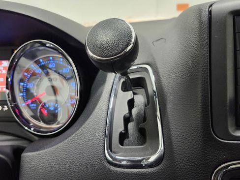 Used 2014 Chrysler Town & Country Touring-L image 10