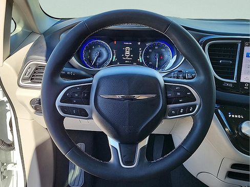 Used 2023 Chrysler Pacifica Touring-L FWD image 16