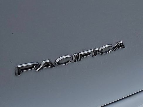 Used 2024 Chrysler Pacifica Touring-L FWD image 33