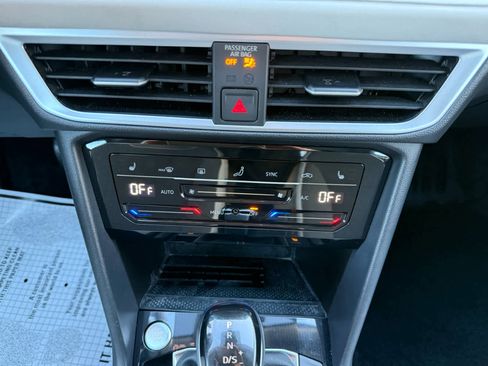 Certified 2025 Volkswagen Taos SE w/ Panoramic Sunroof Package image 23