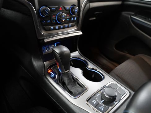 Used 2019 Jeep Grand Cherokee Laredo image 28