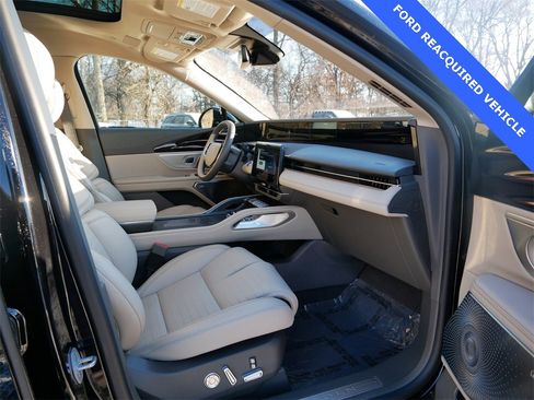 Used 2025 Lincoln Nautilus Reserve image 8