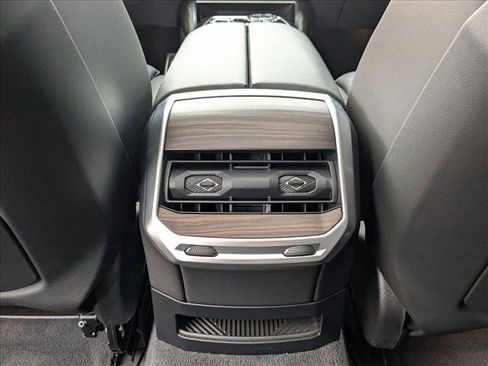 Used 2024 BMW 740i image 18