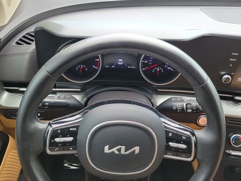 Used 2022 Kia Carnival LX FWD image 22