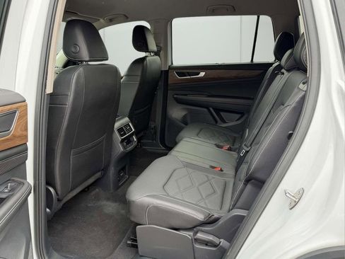 Used 2025 Volkswagen Atlas SE FWD image 14