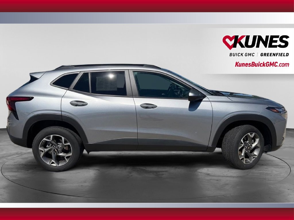 Used 2025 Chevrolet Trax LT FWD image 4