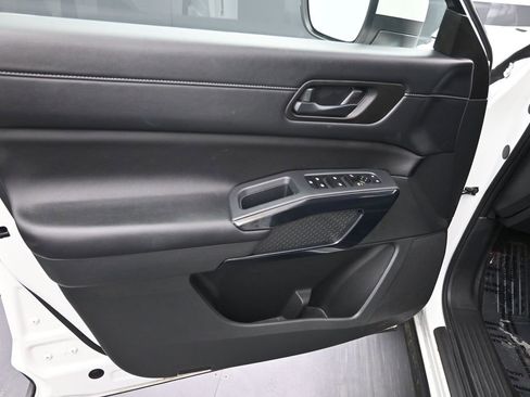 Used 2025 Nissan Pathfinder SV AWD/4WD image 16