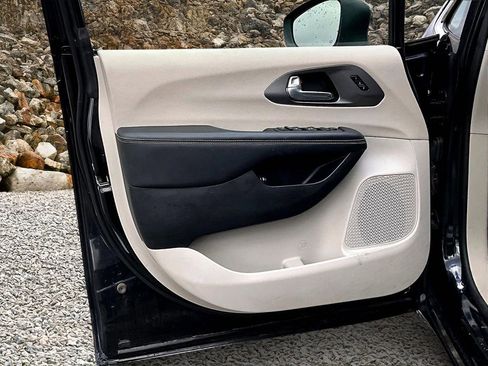 Used 2023 Chrysler Pacifica Touring-L image 21