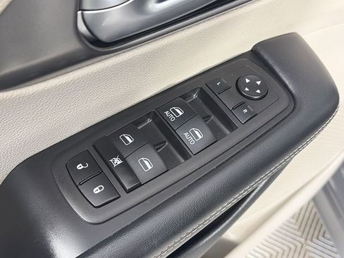 Used 2023 Chrysler Pacifica Touring-L FWD image 24